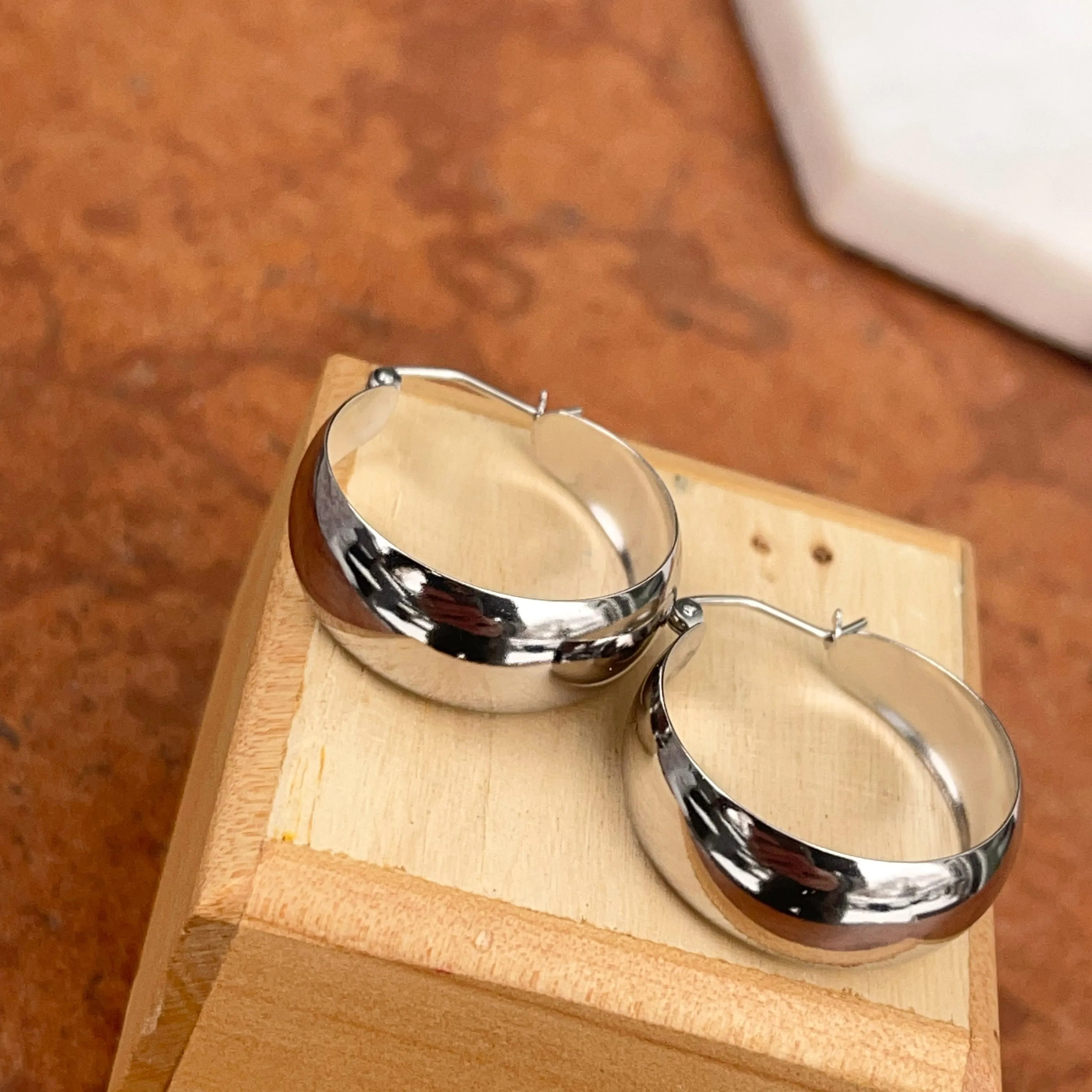 14KT White Gold Chunky Tapered Round Hoop Earrings 27mm
